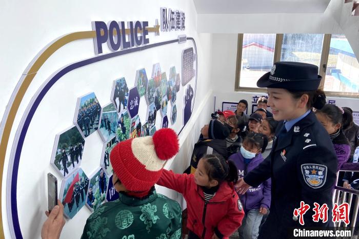 山南邊境管理支隊(duì)勒布邊境派出所舉行警營(yíng)開放日活動(dòng)，邀請(qǐng)駐地民眾進(jìn)警營(yíng)，了解民警工作生活?！∏f冀 攝