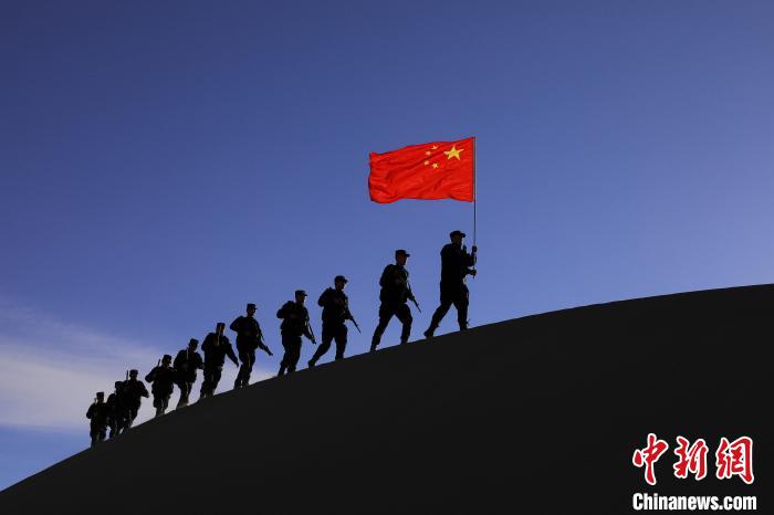 日喀則邊境管理支隊(duì)幾腳橋邊境檢查站民警在轄區(qū)開展巡邏工作?！↓埿▲P 攝