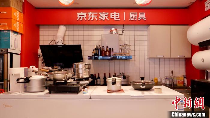 圖為店內(nèi)部分商品展示?！≈x牧 攝