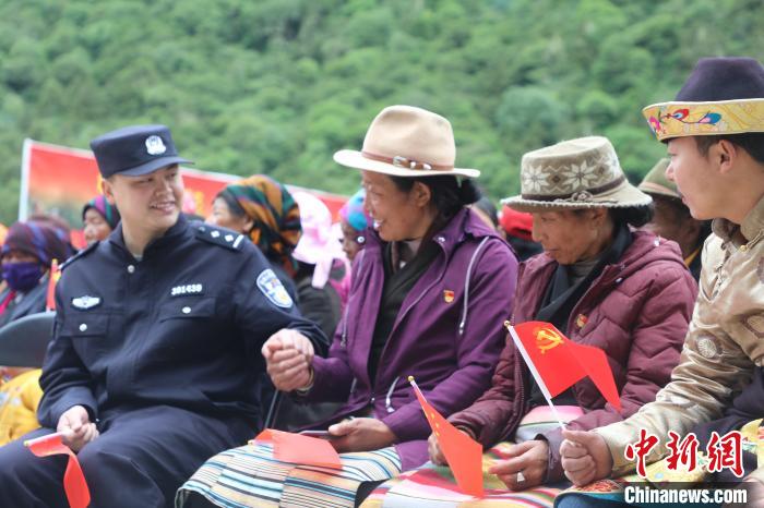 圖為李陽(yáng)副所長(zhǎng)(前排左一)與卓嘎、央宗姐妹共同參加愛(ài)國(guó)主義教育活動(dòng)?！〉录?攝