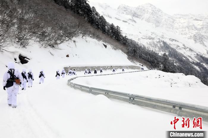 圖為徒步前進(jìn)。　楊靜 攝