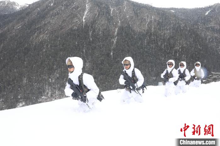 圖為徒步前進(jìn)?！〗有?攝