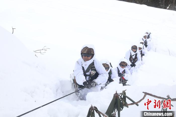 圖為依靠纜繩攀爬?！铎o 攝