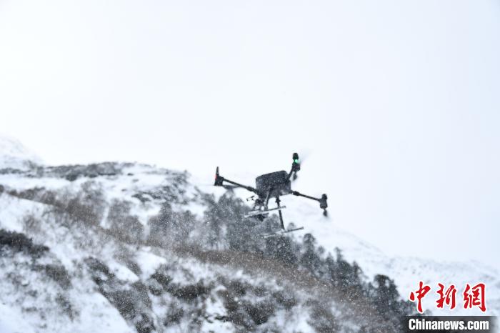 圖為無人機(jī)檢跡?！〗有?攝