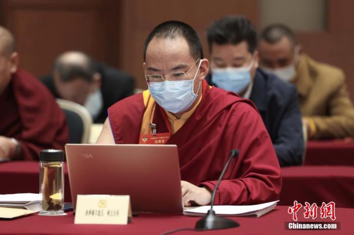 3月9日上午，全國(guó)政協(xié)十三屆四次會(huì)議舉行小組會(huì)議，討論“兩高”工作報(bào)告，審議各項(xiàng)決議和報(bào)告草案。圖為北京友誼賓館宗教界別委員小組會(huì)議現(xiàn)場(chǎng)，全國(guó)政協(xié)常委、中國(guó)佛教協(xié)會(huì)副會(huì)長(zhǎng)、中國(guó)佛教協(xié)會(huì)西藏分會(huì)會(huì)長(zhǎng)班禪額爾德尼·確吉杰布參加討論。<a target='_blank' ><p  align=