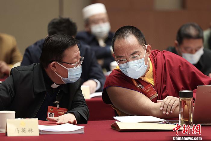 3月9日上午，全國(guó)政協(xié)十三屆四次會(huì)議舉行小組會(huì)議，討論“兩高”工作報(bào)告，審議各項(xiàng)決議和報(bào)告草案。圖為北京友誼賓館宗教界別委員小組會(huì)議現(xiàn)場(chǎng)，全國(guó)政協(xié)常委、中國(guó)佛教協(xié)會(huì)副會(huì)長(zhǎng)、中國(guó)佛教協(xié)會(huì)西藏分會(huì)會(huì)長(zhǎng)班禪額爾德尼·確吉杰布(右)與全國(guó)政協(xié)常委、中國(guó)天主教主教團(tuán)主席馬英林(左)交流。<a target='_blank' ><p  align=