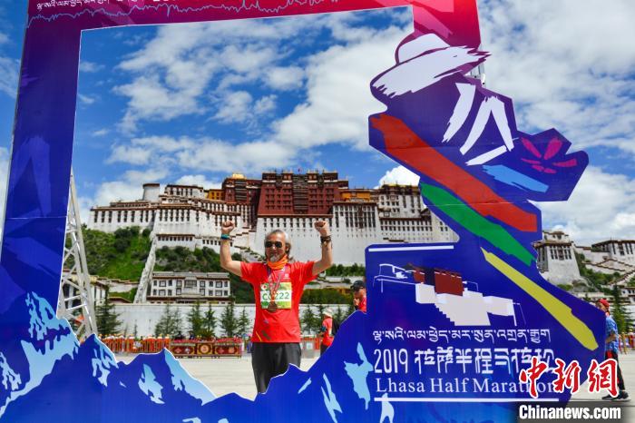 資料圖為2019年8月18日，拉薩舉行半程馬拉松賽。　江飛波 攝