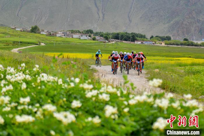 資料圖為2019年，西藏拉薩在堆龍德慶區(qū)舉行楚布溝山地自行車越野賽?！〗w波 攝