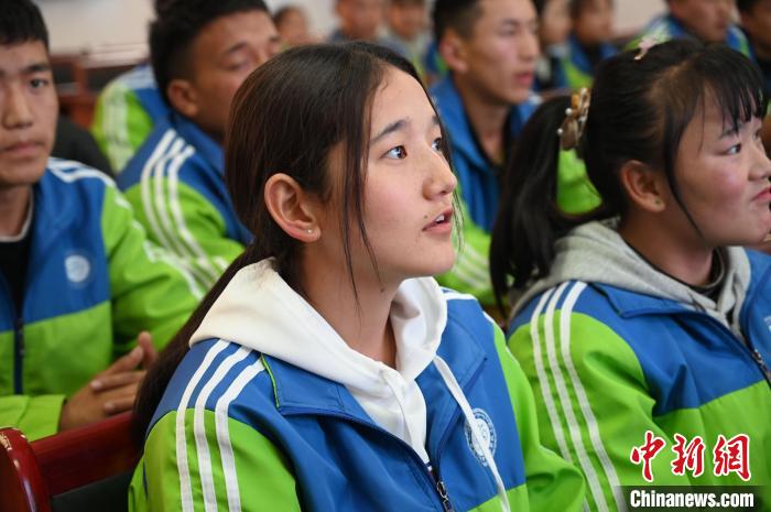 圖為學(xué)生在聆聽授課。