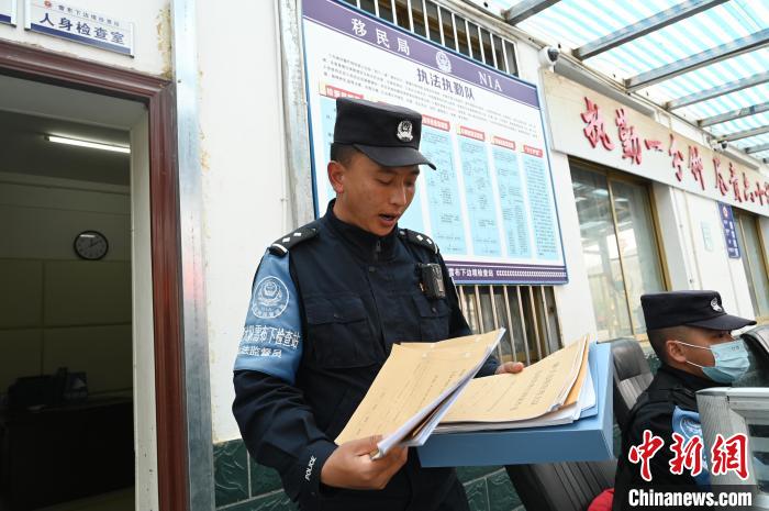 圖為洛桑朗嘎向記者展示卷宗。　趙朗 攝