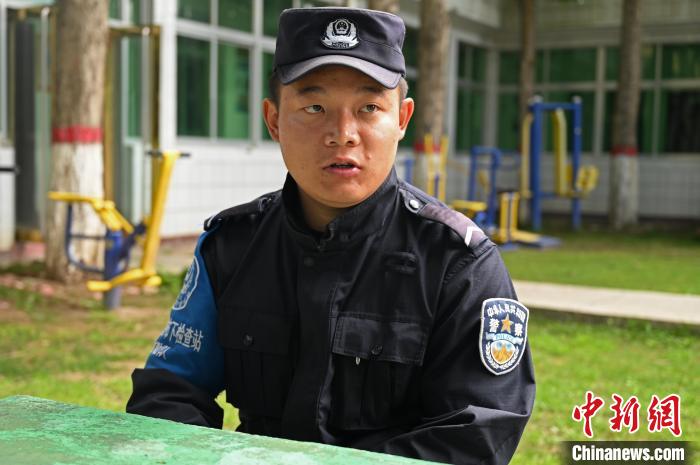 圖為邊煒接受記者采訪?！≮w朗 攝