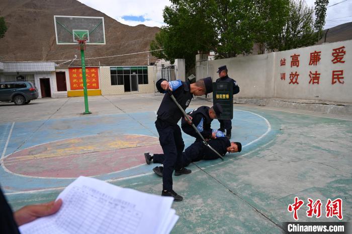 圖為移民管理警察進行警務(wù)技能考核。　趙朗 攝