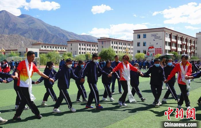 圖為世界冠軍與拉薩阿里地區(qū)高級(jí)中學(xué)學(xué)生一起跳鍋莊?！∪轿木?攝