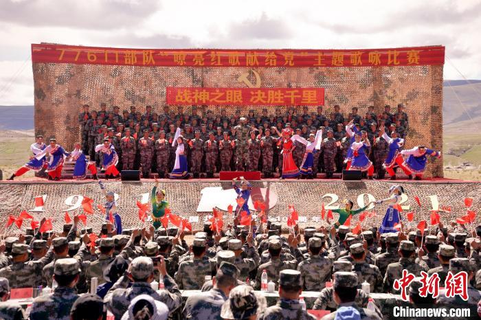 圖為主題歌詠比賽活動(dòng)現(xiàn)場?！●R成鎖 　攝