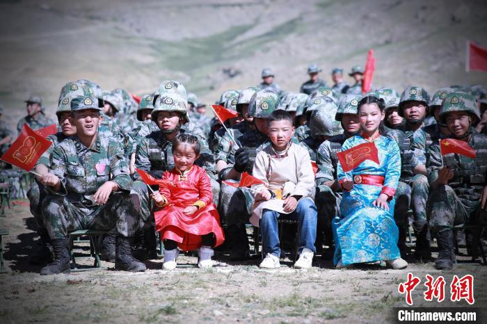 圖為駐地小朋友參加此次活動(dòng)。　 普布扎西 攝