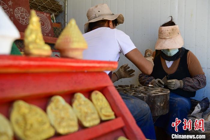 圖為6月14日，拉薩的手工藝人制作“擦擦”。 <a target='_blank' ><p  align=