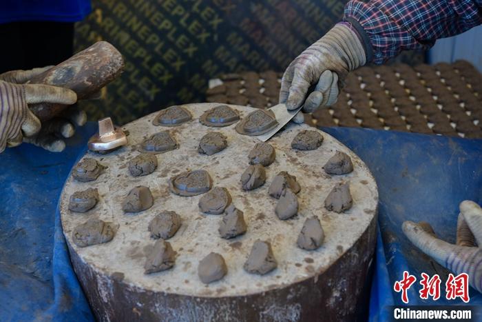 6月14日，拉薩的手工藝人制作“擦擦”。 <a target='_blank' ><p  align=