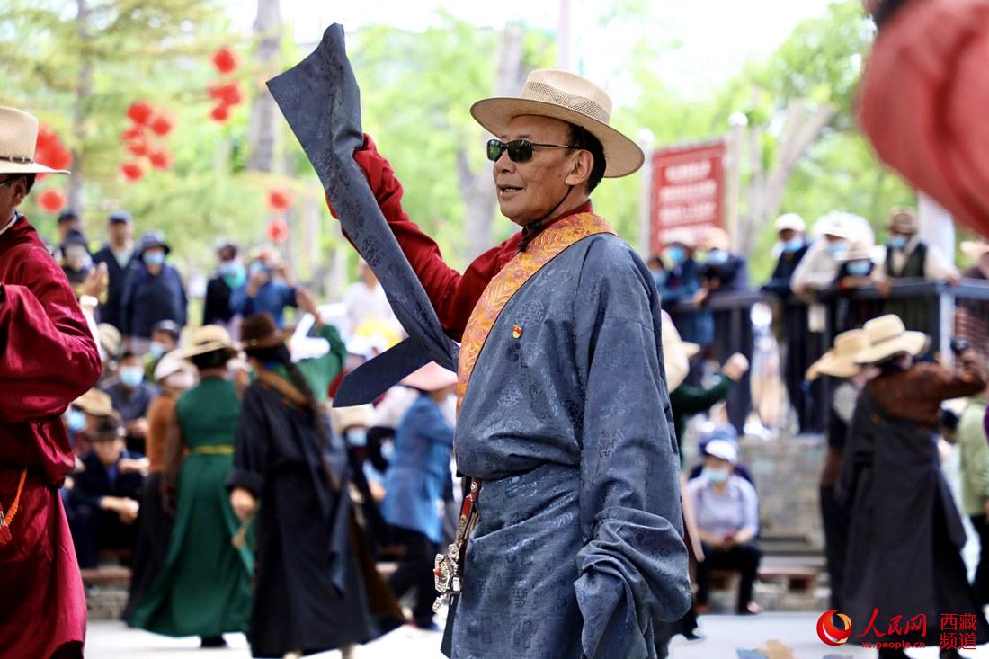 拉薩市民在宗角祿康公園跳鍋莊舞。人民網 次仁羅布攝