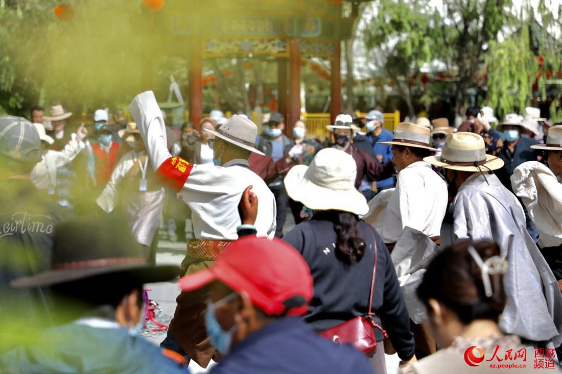 拉薩市民在宗角祿康公園跳鍋莊舞。人民網 次仁羅布攝