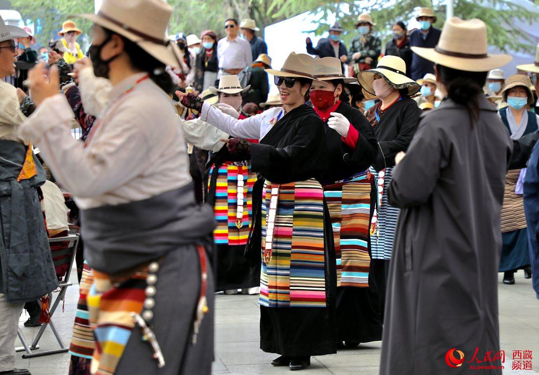 拉薩市民在宗角祿康公園跳鍋莊舞。人民網 次仁羅布攝