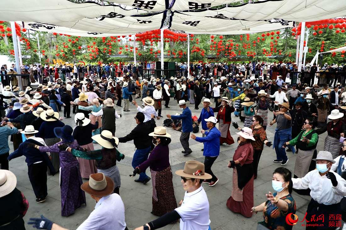 拉薩市民在宗角祿康公園跳鍋莊舞。人民網 次仁羅布攝