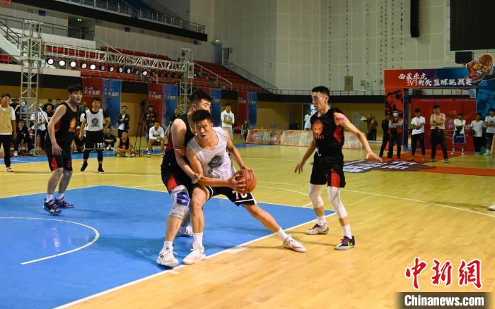 圖為西藏美康隊(duì)(白色球衣)對(duì)決雪域兄弟隊(duì)。　趙朗 攝