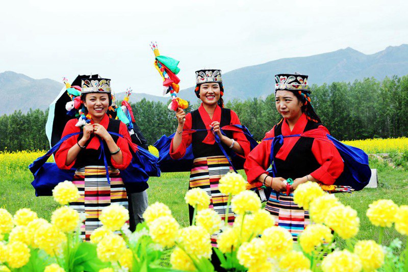 笑靨如花的群眾。洛桑克珠攝