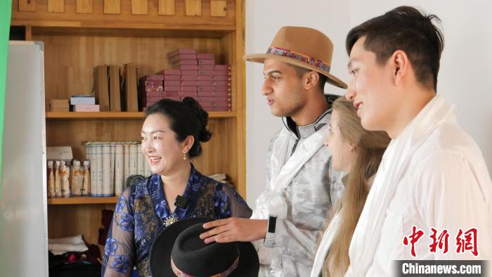 圖為留學生們正在直播帶貨。　謝牧 攝