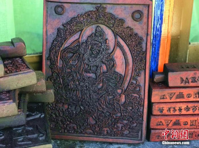 圖為普松雕刻技藝傳承人嘎瑪曲扎創(chuàng)作的雕刻作品。 <a target='_blank' ><p  align=