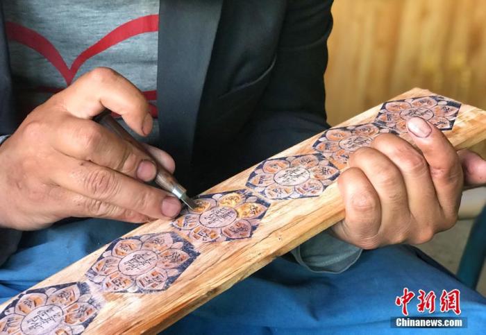 圖為7月14日，普松雕刻技藝傳承人嘎瑪曲扎正在家中進(jìn)行創(chuàng)作。 <a target='_blank' ><p  align=