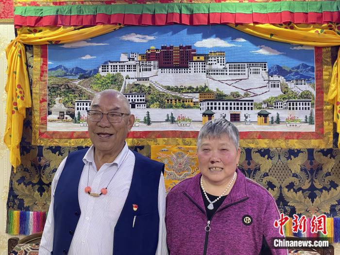 甲央曲培和杜應(yīng)芳在家中。彭寧鈴 攝