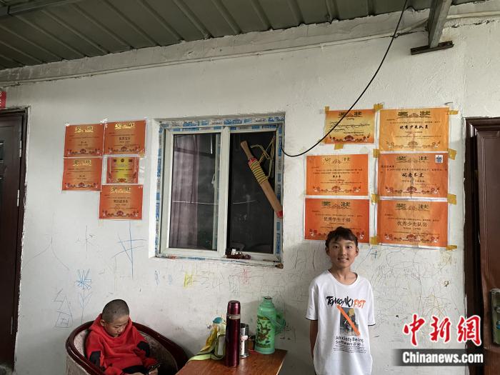 周勁名的大女兒和她獲得的獎(jiǎng)狀。彭寧鈴 攝