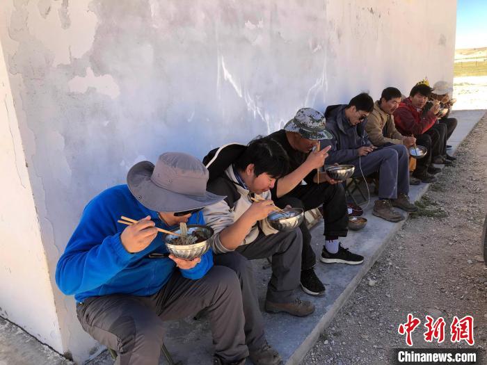 科考隊員在高原湖泊岸邊進餐?！?lt;a target='_blank' ><p  align=