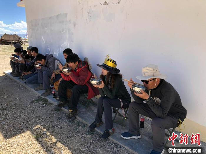 科考隊員在高原湖泊岸邊進餐?！?lt;a target='_blank' ><p  align=