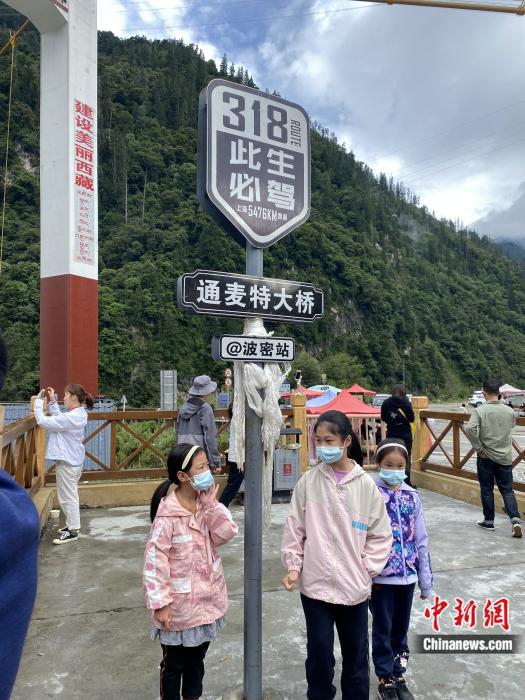 游人在通麥特大橋拍照打卡。彭寧鈴 攝