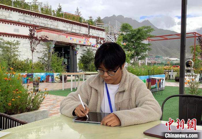 “Z世代”旦真旺加認為，拉薩是一座開放與包容的城市，記憶中的拉薩是彩色的。2021年，旦真旺加從浙江大學(xué)漢語言文學(xué)專業(yè)畢業(yè)后，他選擇回到拉薩，成為一名漢語文實習(xí)助教。圖為8月4日，旦真旺加在課間陪學(xué)生玩耍。 <a target='_blank' ><p  align=