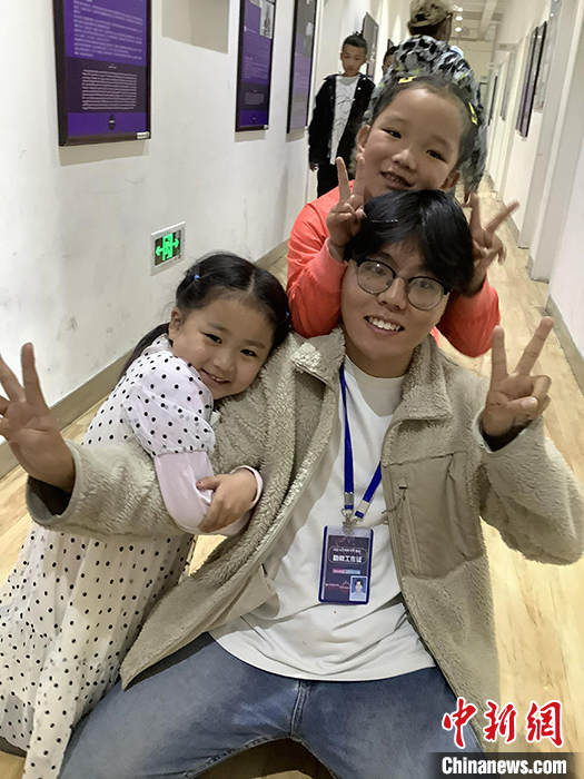 “Z世代”旦真旺加認為，拉薩是一座開放與包容的城市，記憶中的拉薩是彩色的。2021年，旦真旺加從浙江大學(xué)漢語言文學(xué)專業(yè)畢業(yè)后，他選擇回到拉薩，成為一名漢語文實習(xí)助教。圖為8月4日，旦真旺加在課間陪學(xué)生玩耍。 <a target='_blank' ><p  align=