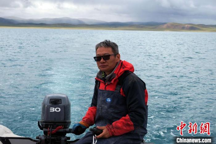 本次科考領隊、中科院青藏高原所侯居峙研究員駕駛充氣快艇?！?lt;a target='_blank' ><p  align=
