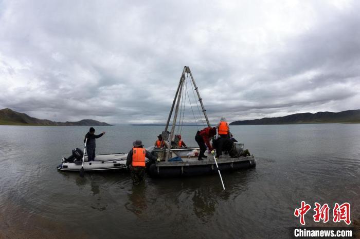 科考隊員向巴木錯湖心進發(fā)?！?lt;a target='_blank' ><p  align=