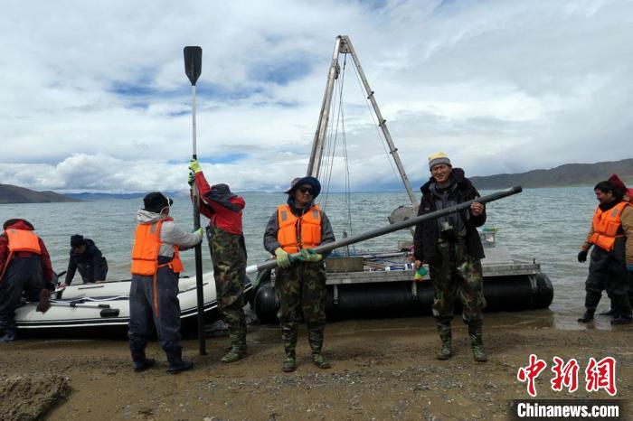 科考隊員從巴木錯采樣歸來?！?lt;a target='_blank' ><p  align=