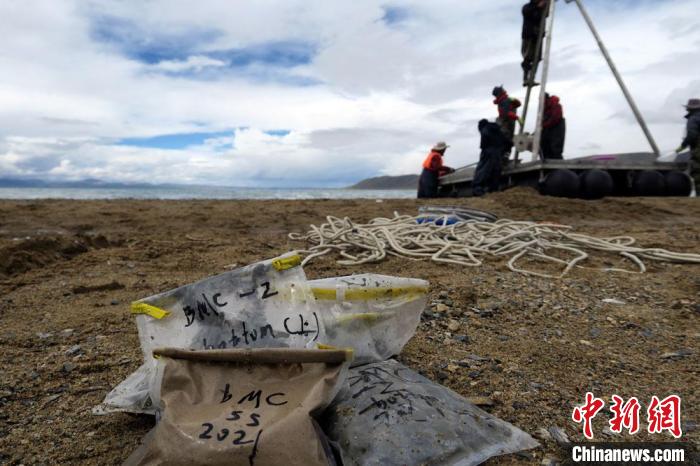 科考隊員從巴木錯采集的科研樣品?！?lt;a target='_blank' ><p  align=