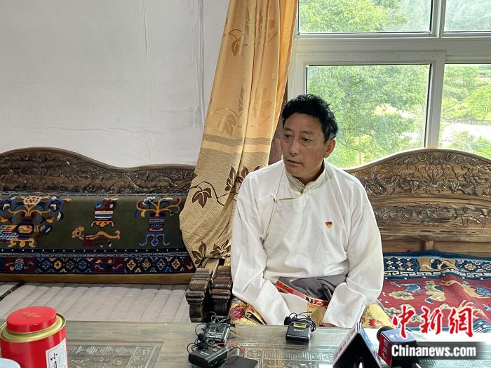 巴卡村黨支部書(shū)記、村委會(huì)主任尼瑪次仁。周璟 攝