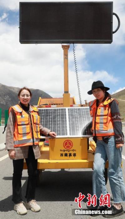 圖為萍措(右)在采訪過程中留影。(資料圖片) <a target='_blank' ><p  align=