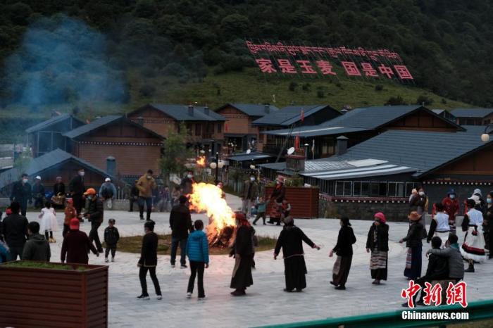 圖為8月5日，玉麥鄉(xiāng)民眾在鄉(xiāng)里跳鍋莊舞，從前的“三人鄉(xiāng)”熱鬧起來了。 <a target='_blank' ></p><p  align=