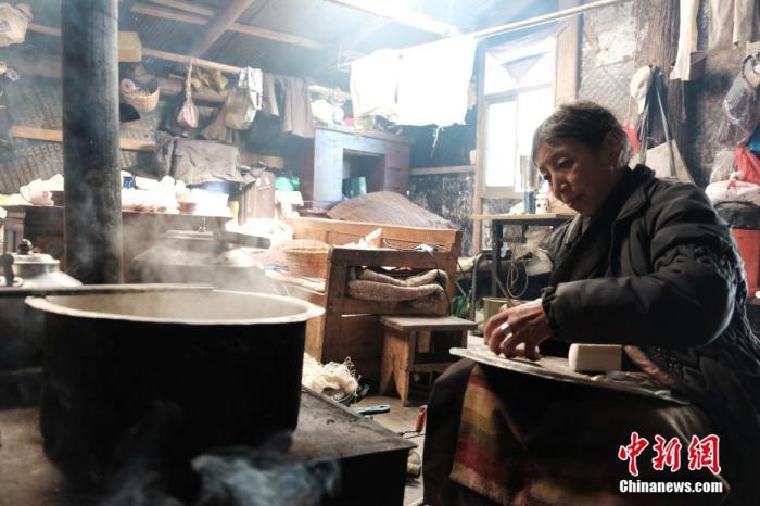 圖為8月6日，60歲的卓嘎在玉麥鄉(xiāng)牧場放牧點制作奶渣。 <a target='_blank' ></p><p  align=