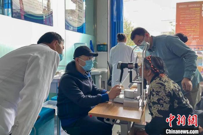 圖為9月10日，專家在日喀則藏康醫(yī)院開展義診活動?！×貉喷?攝