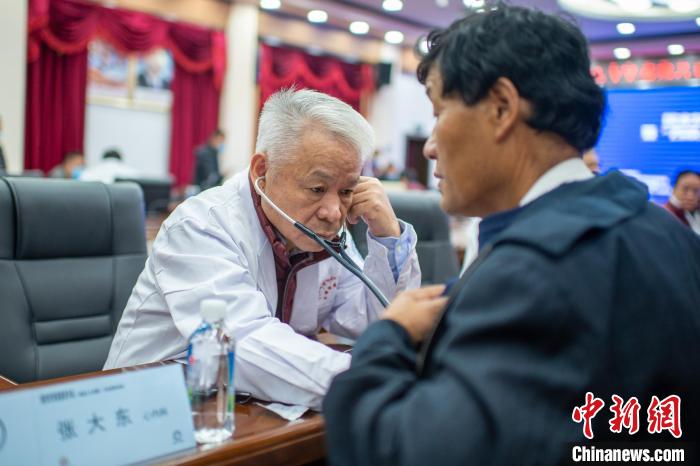 圖為專家團隊在日喀則市開展義診活動?！〉┰雠?攝