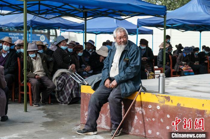 圖為日喀則桑珠孜區(qū)東嘎鄉(xiāng)農(nóng)牧民在義診室外等待。　江飛波 攝