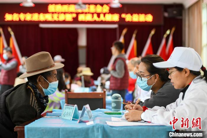 圖為9月11日，西藏日喀則桑珠孜區(qū)東嘎鄉(xiāng)義診現(xiàn)場?！〗w波 攝