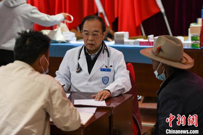 北京大學(xué)人民醫(yī)院心臟中心副主任、博士生導(dǎo)師王偉民為農(nóng)牧民問診。　江飛波 攝